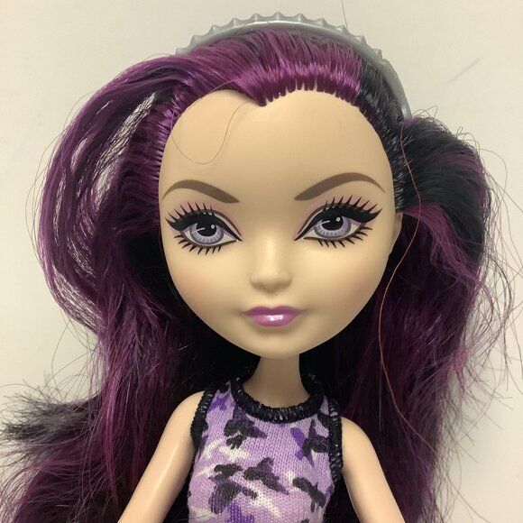 Ever After High Raven Doll Queen Doll Getting Fairest Stand & Mixed Accessories - Picture 2 of 14